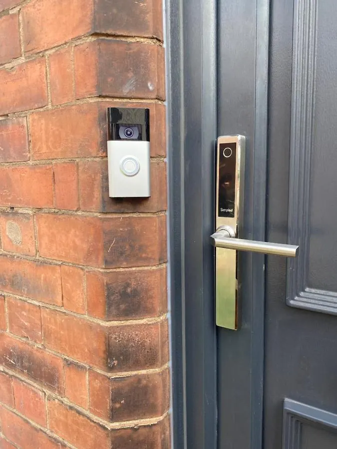 Comfortable 2 Bedroom Home From Home With Parking Nottingham