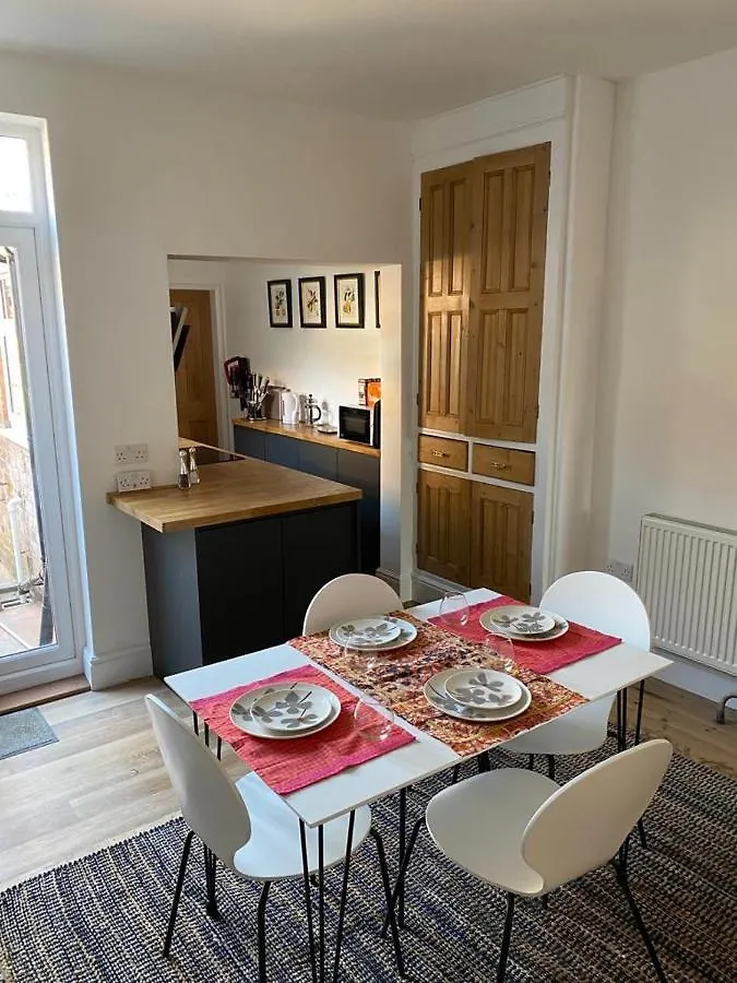 Comfortable 2 Bedroom Home From Home With Parking location