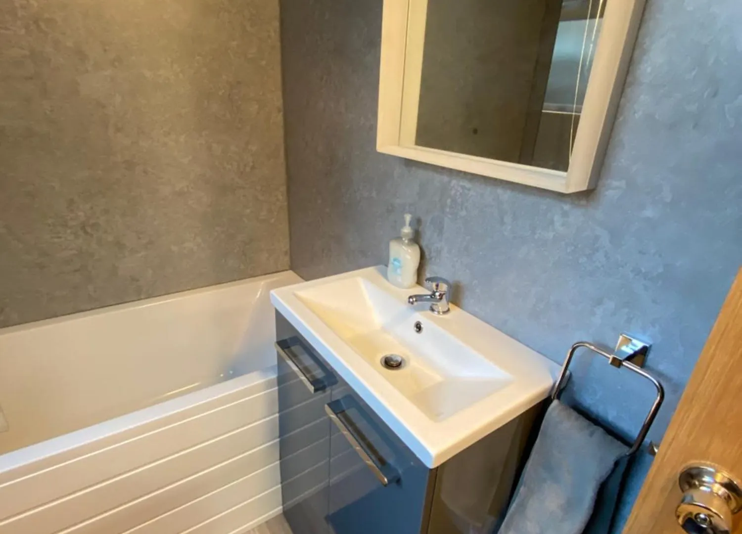 Comfortable 2 Bedroom Home From Home With Parking Nottingham